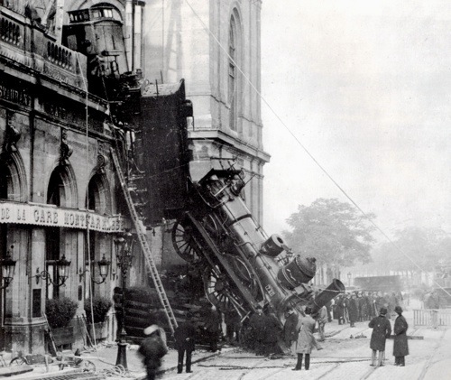 Train_wreck_at_Montparnasse_1895_2